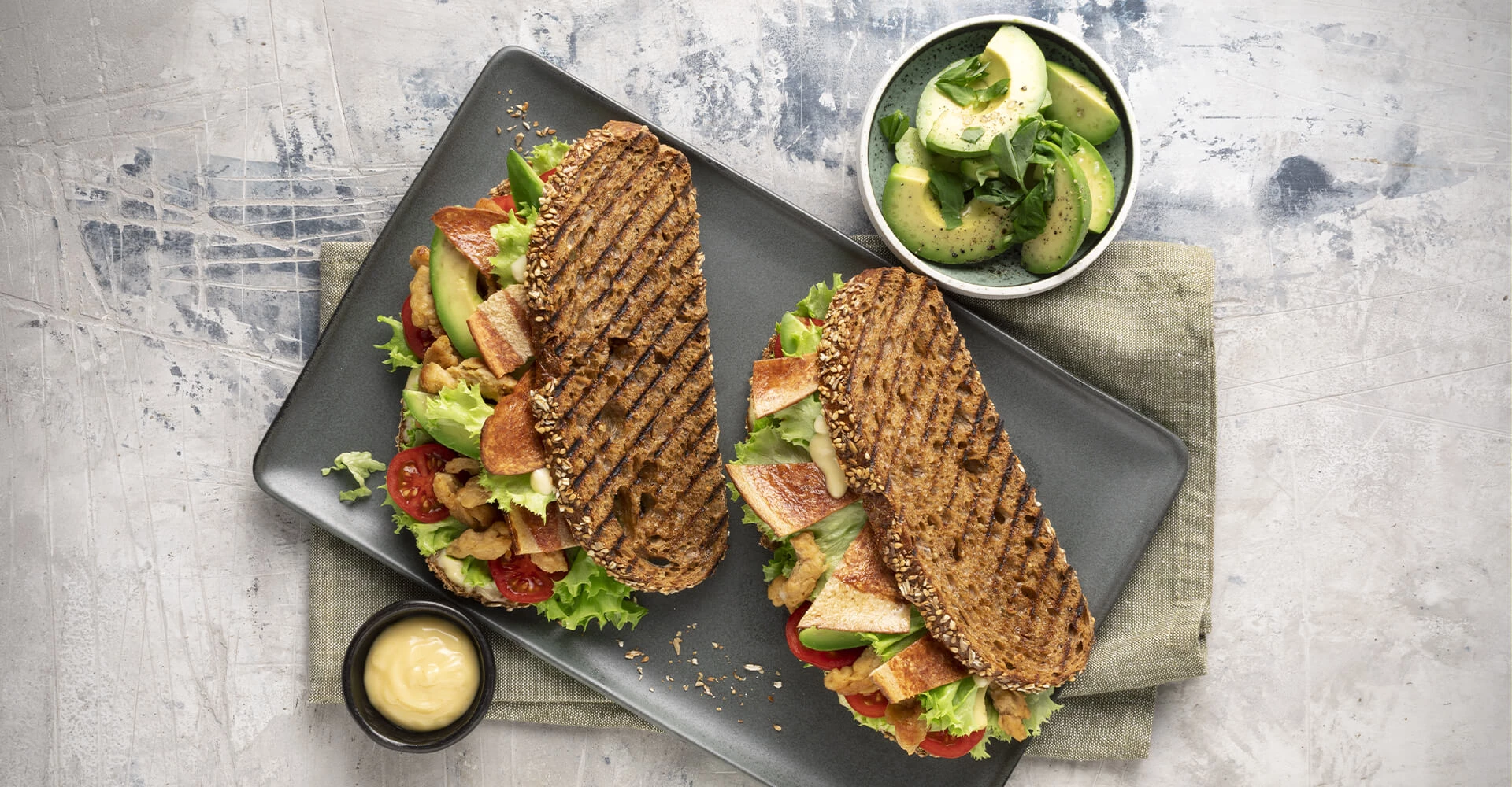 Club Sandwich med Tulip Veggie Bacon og vegetarisk kylling